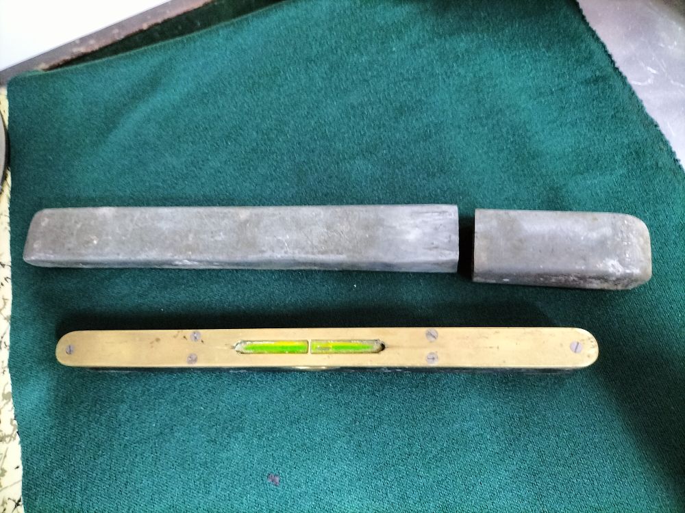 Lot 161 – A mid-20th-century engineer’s precision spirit level with brass faceplate and protective case