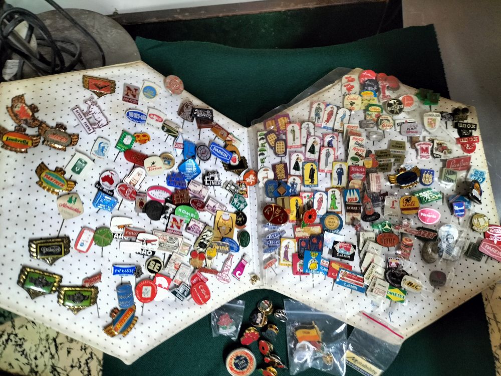 Lot 164 – A Collection of Vintage Advertising Stick Pins, a Zeiss Ikon Ikophot Light Meter, and Assorted Miniature Collectables