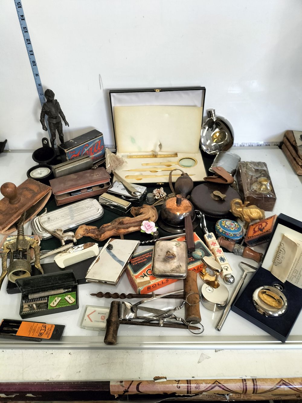 Lot 179 – An Assortment of Vintage British and European Collectibles including Dalvey and Rolls Razor
