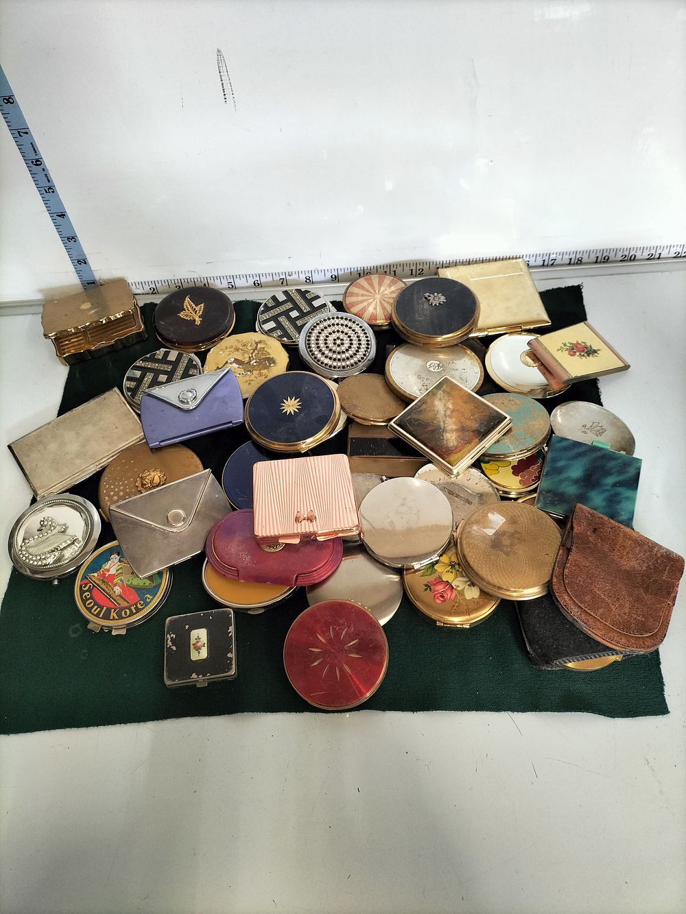 Lot 181 – A Collection of Vintage Powder Compacts and Vanity Accessories, Mid-20th Century