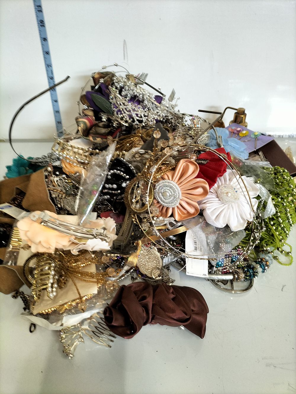 Lot 183 – An Assortment of Mixed Hair Accessories and Costume Jewellery