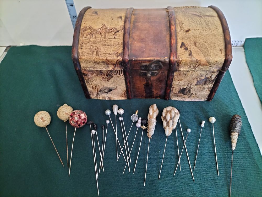 Lot 275 – An Assortment of Vintage Hat Pins and Costume Jewellery in a Safari-Themed Box