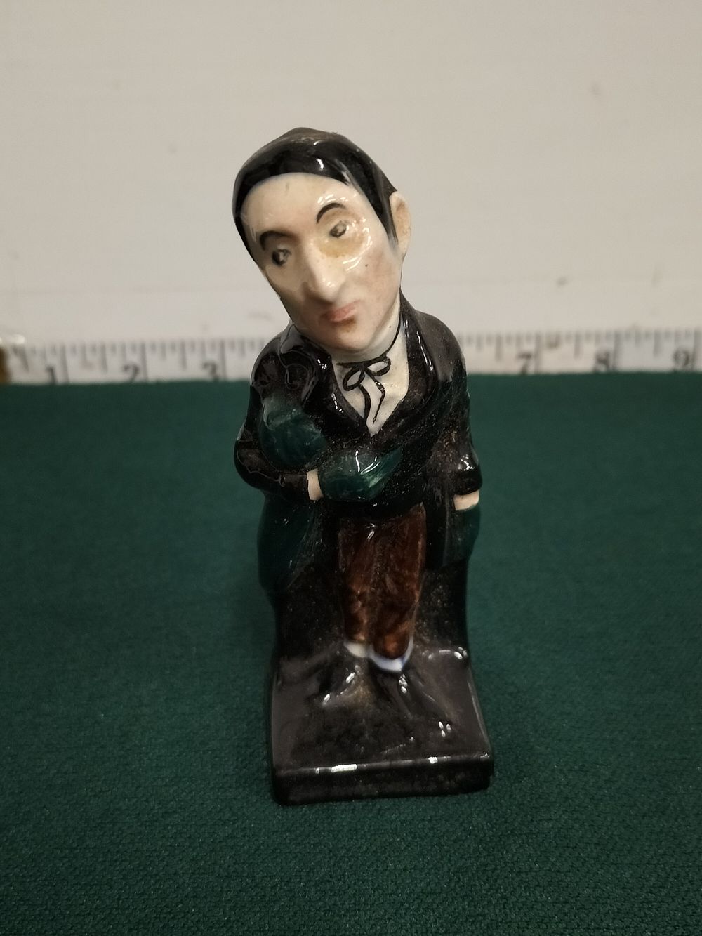Lot 277 – Royal Doulton Dickens Series Miniature Figurine Stiggins M50