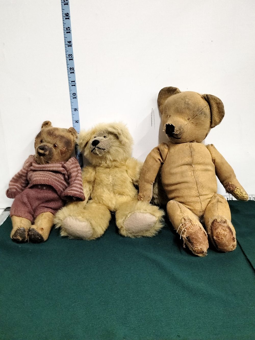 Lot 283 – Three vintage and antique mohair and plush teddy bears