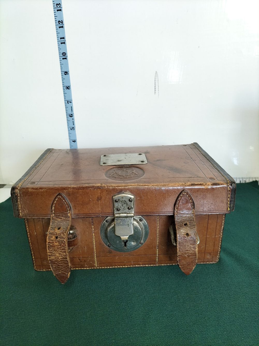 Lot 274 – A vintage Miniature Case
