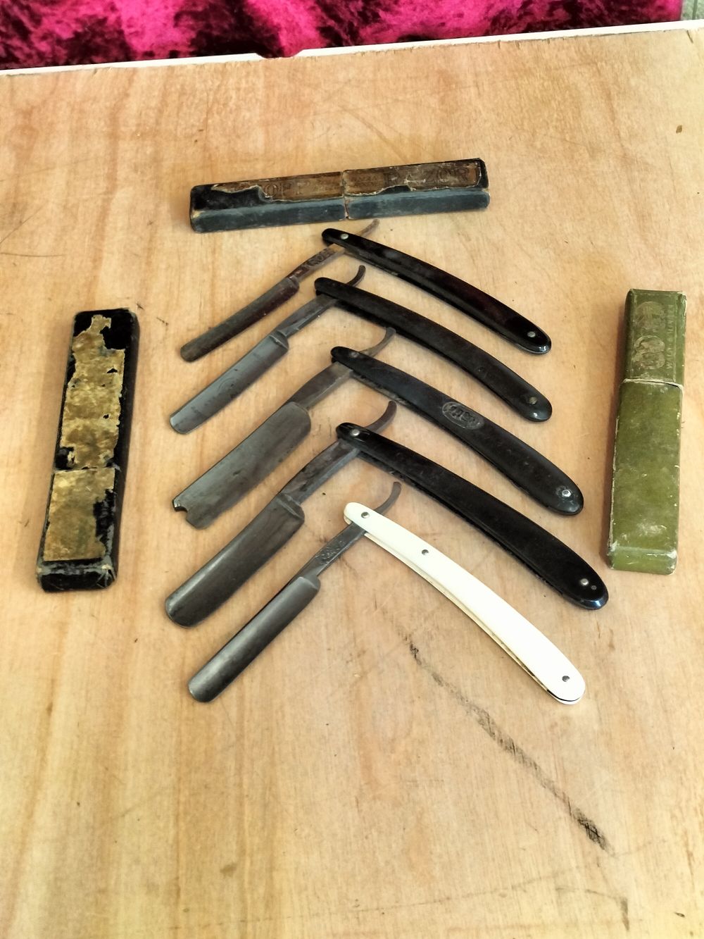 Lot 174 – A Collection of Vintage Straight Razors with Cases including Wade and Butcher Case