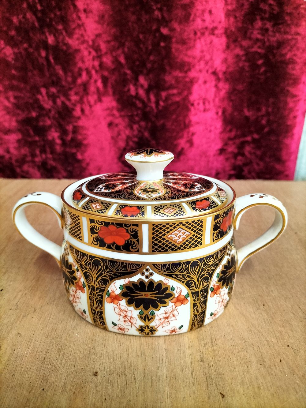 Lot 183 – Royal Crown Derby Old Imari 1128 Pattern Lidded Sugar Bowl, 1978