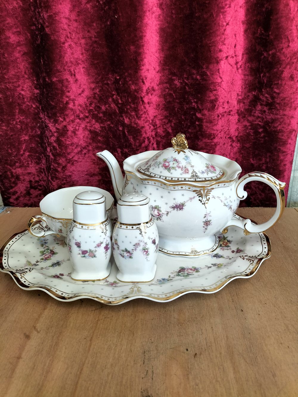 Lot 186 – A Set of Royal Crown Derby Royal Antoinette Pattern Fine Bone China Tableware
