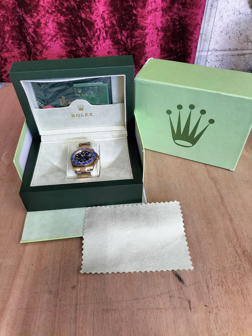 Lot 197 – A Gold Toned Wristwatch in the Style of a Rolex Submariner Date