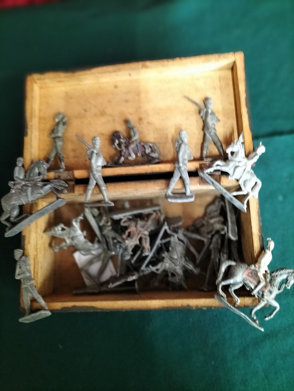 Lot 152 – A Collection of Vintage Cast Metal Toy Soldiers in a Wooden Box