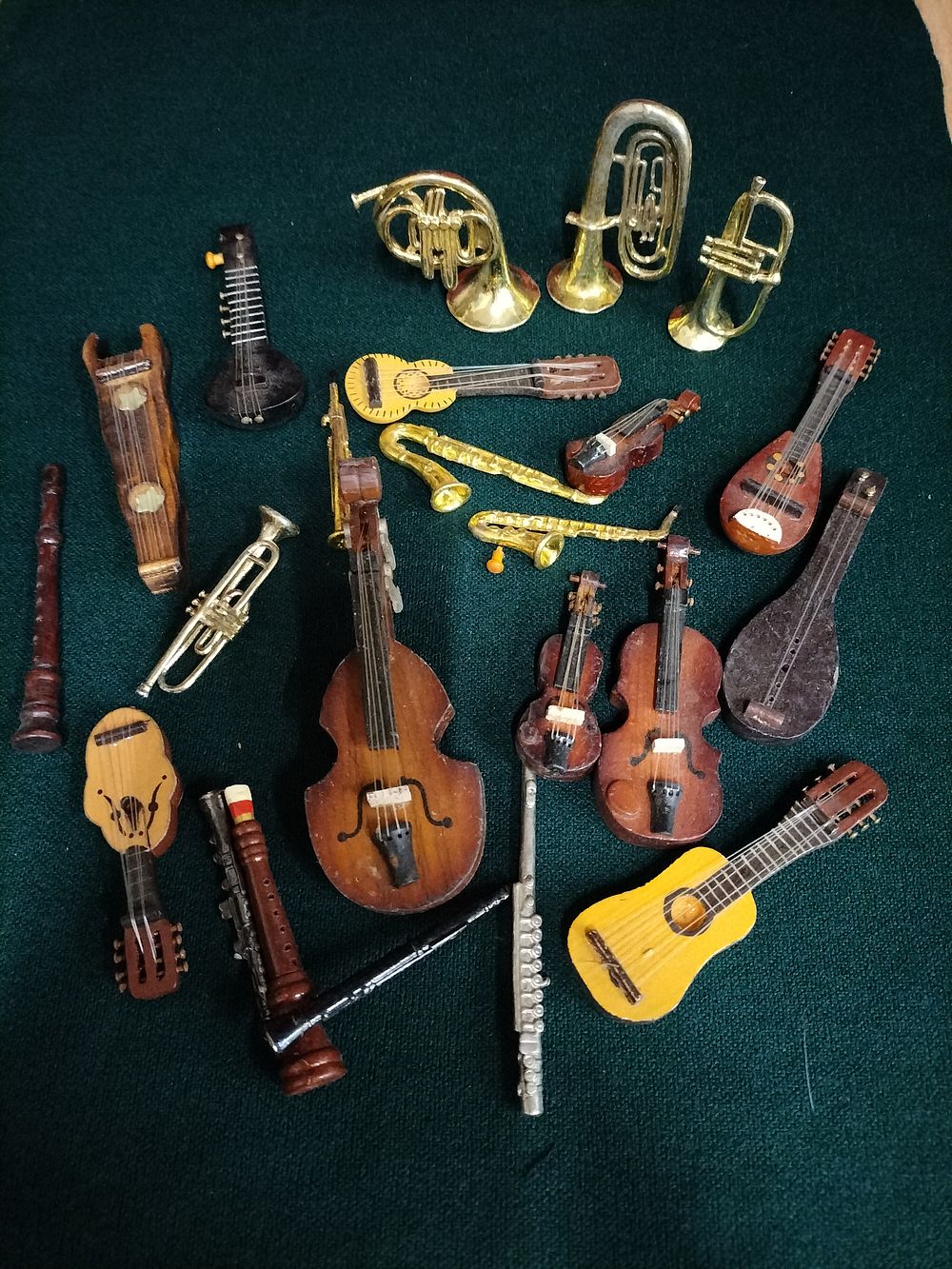 Lot 184 – An Assortment of Miniature Musical Instruments