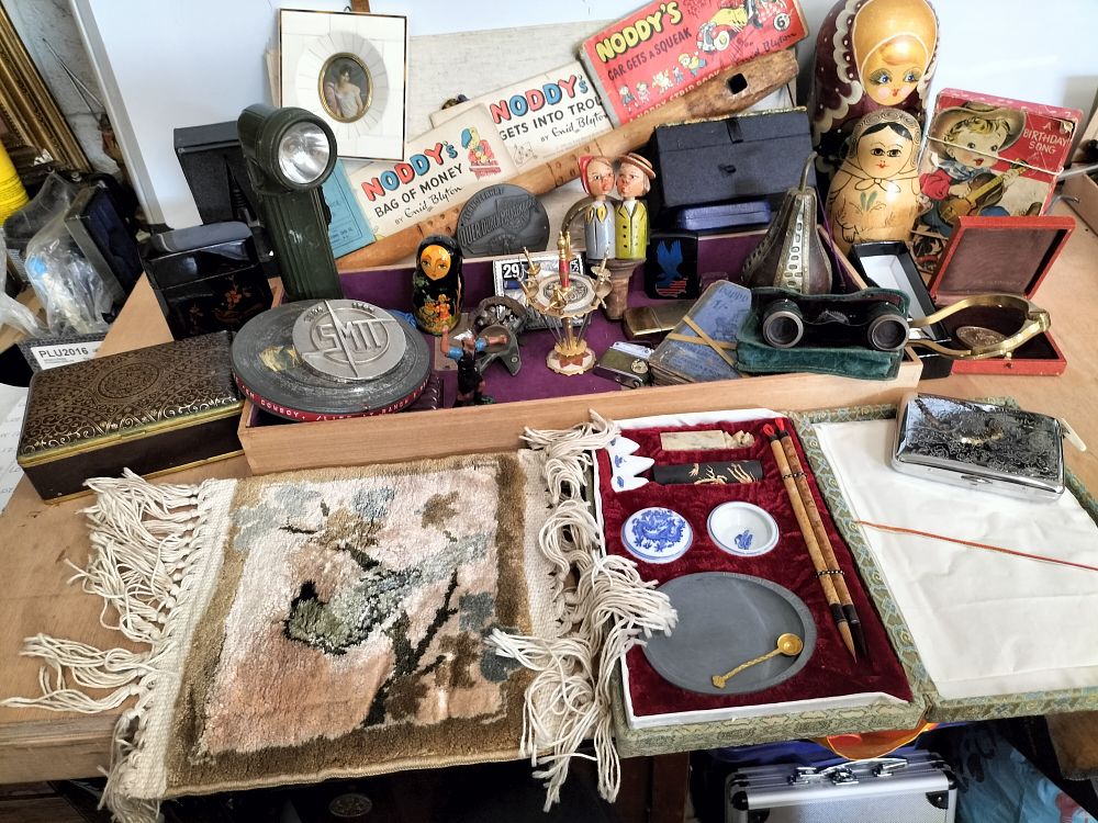 Lot 166 – An Assortment of Vintage Collectibles including Enid Blyton Noddy Books, Militaria, and Decorative Objects