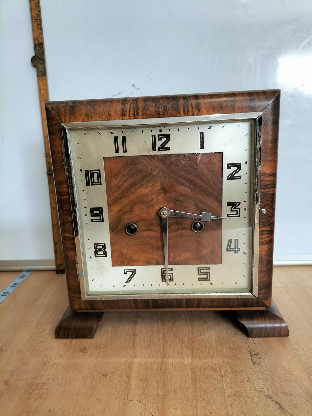 Lot 170 – Art Deco Walnut-Veneered Mantel Clock