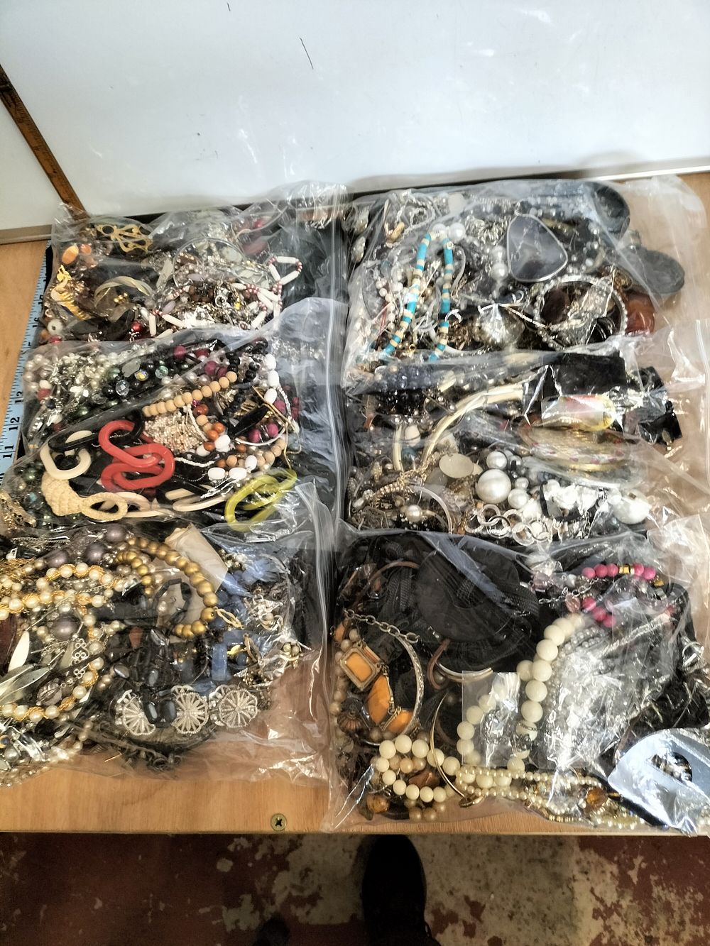 Lot 188 – A Collection of Vintage and Contemporary Costume Jewellery