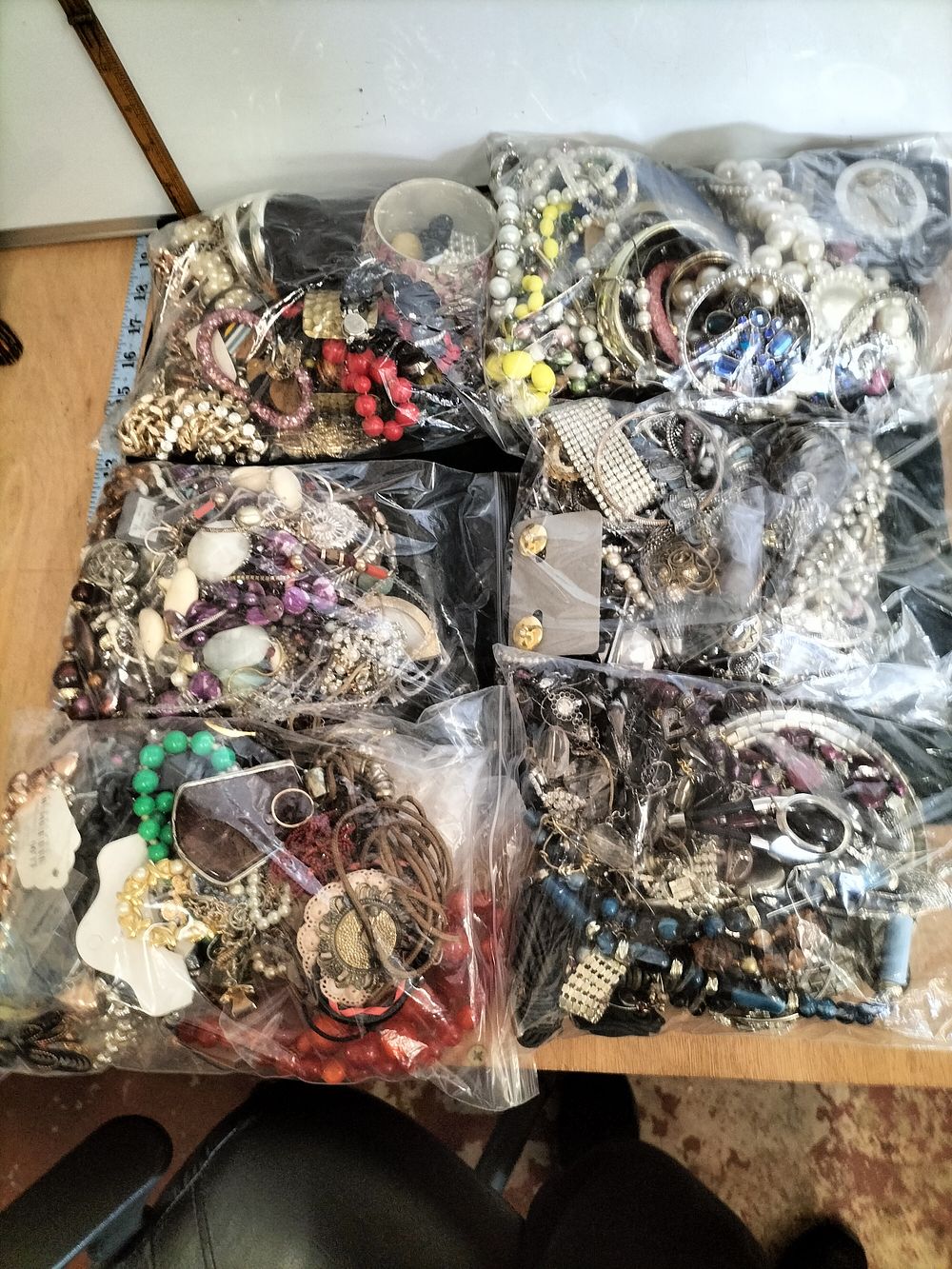 Lot 190 – An Assortment of Contemporary and Vintage Costume Jewellery