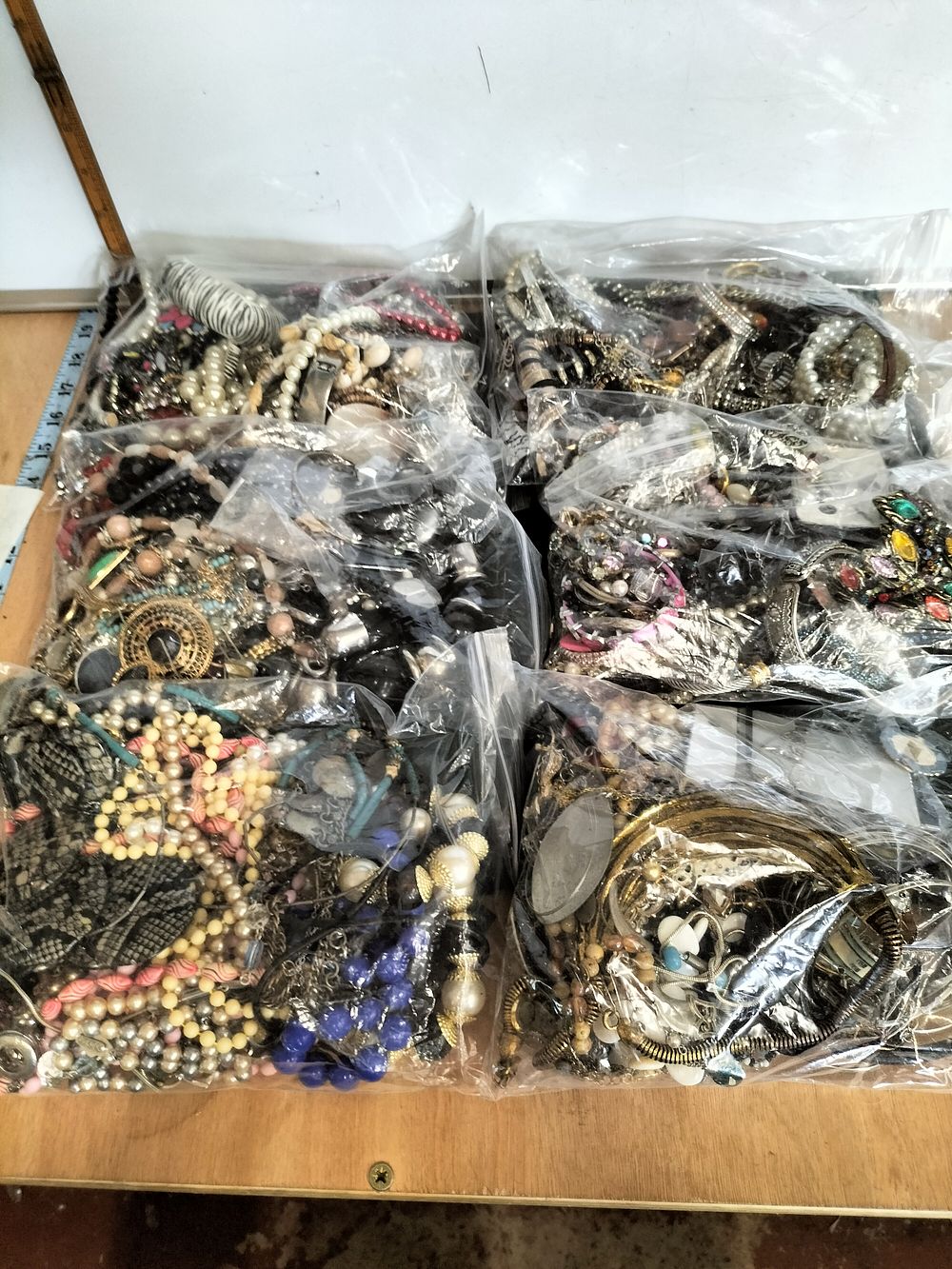 Lot 193 – An Assortment of Vintage and Contemporary Costume Jewellery