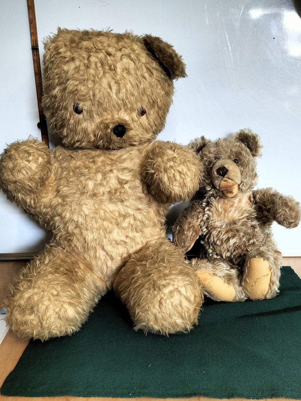 Lot 201 – Two Vintage Teddy Bears including a Jointed Hump-Back Example