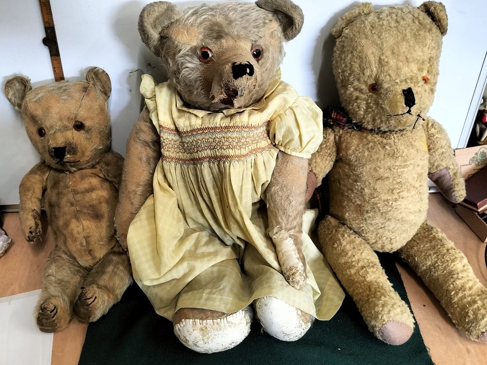 Lot 202 – Three vintage jointed teddy bears, mid-20th century