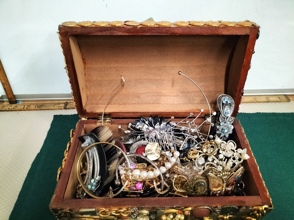 Lot 179 – A Collection of Vintage Costume Jewellery in a Folk Art Memory Box