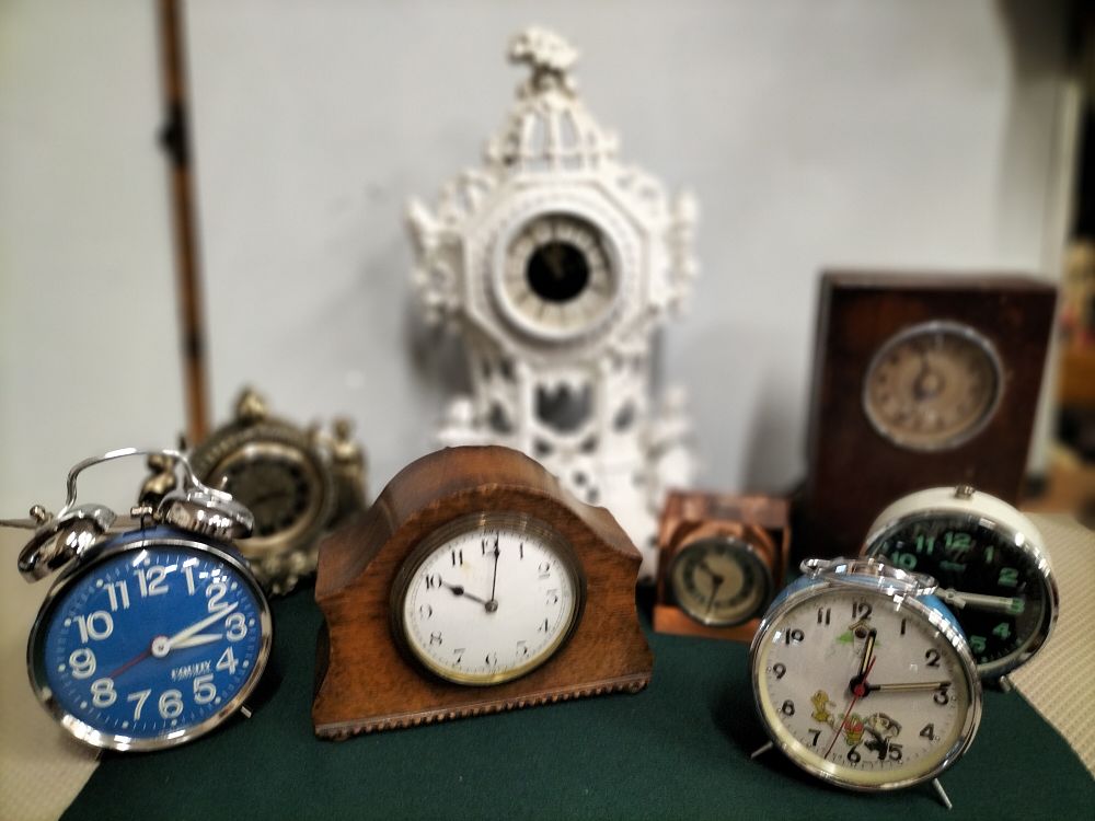 Lot 180 – A Collection of Vintage Mantel and Alarm Clocks Including a Rectangular Wooden Instrument Clock
