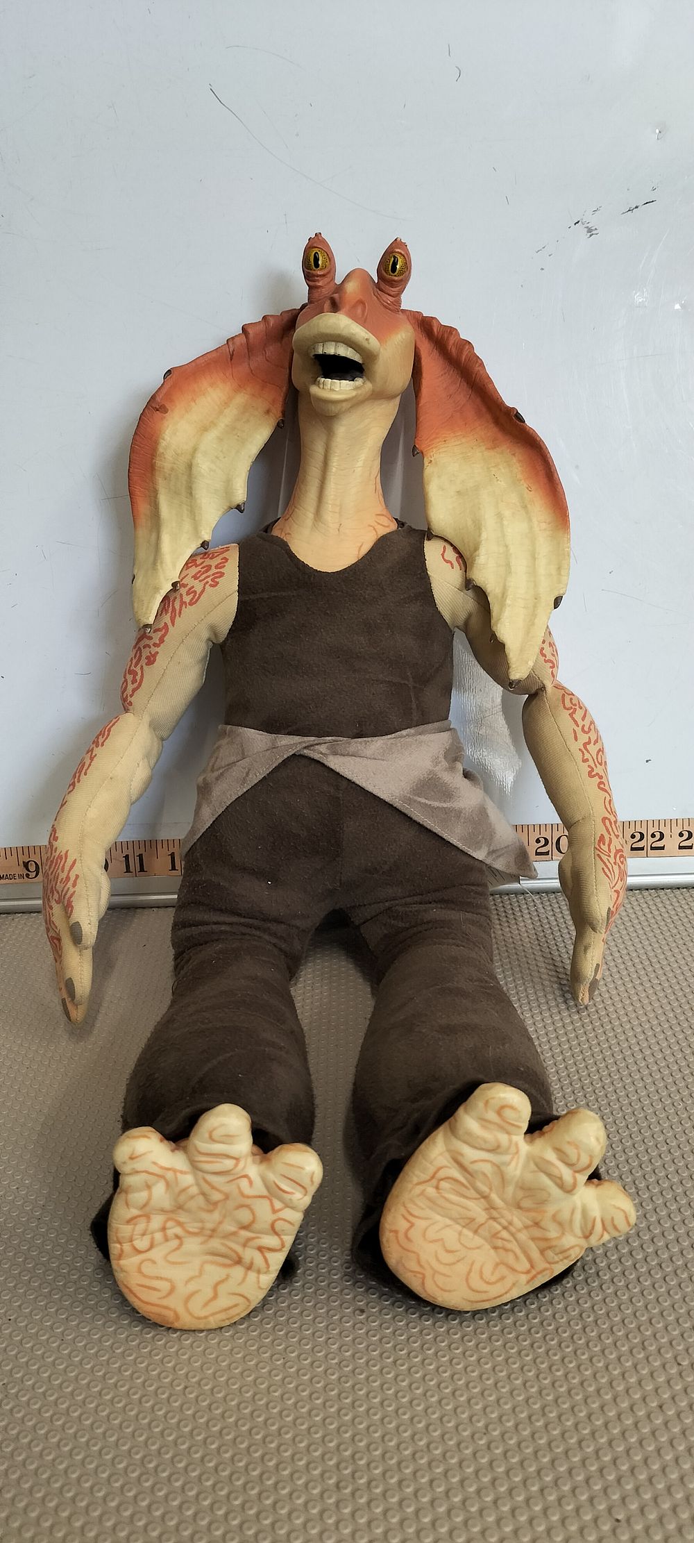 Lot 157 – Thinkway Toys Star Wars Episode I Talking Jar Jar Binks Plush Figure