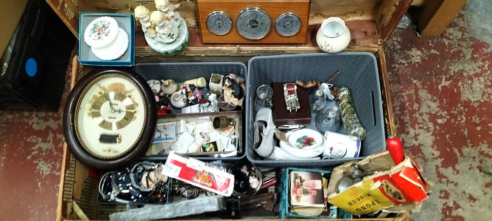 Lot 187 – A Collection of Vintage Ceramics, Glassware, Kitchenalia, and Miscellaneous Collectables, presented in a Vintage Canvas-Covered Trunk