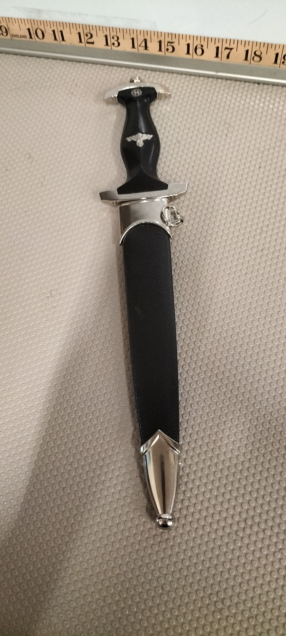 Lot 192 – A Modern Reproduction German SS M33 Pattern Service Dagger