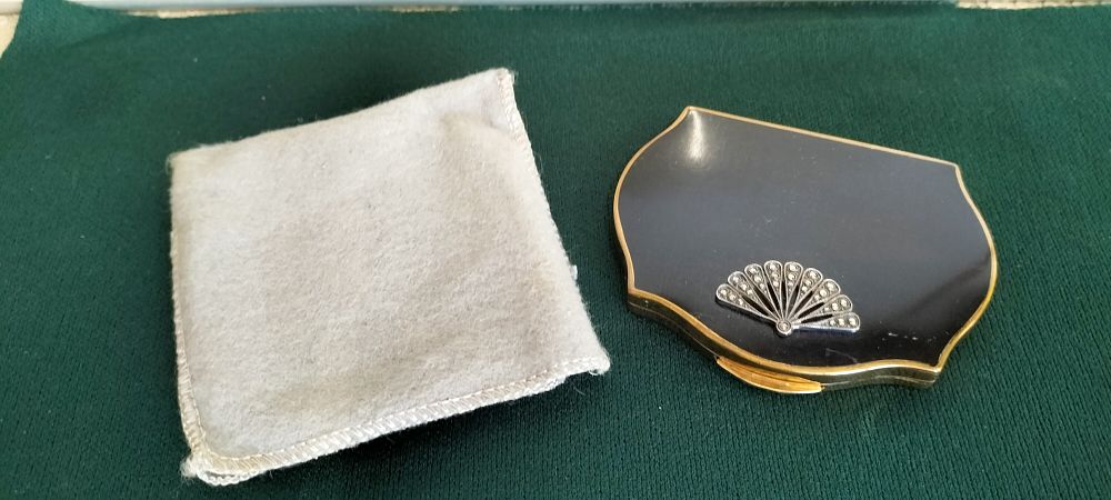 Lot 158 – A Mid-20th Century Stratton Queen Shape Powder Compact with Marcasite Fan Motif