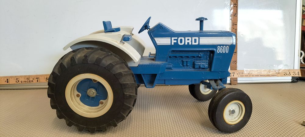 Lot 171 – A Ford 8600 Model Tractor attributed to Ertl