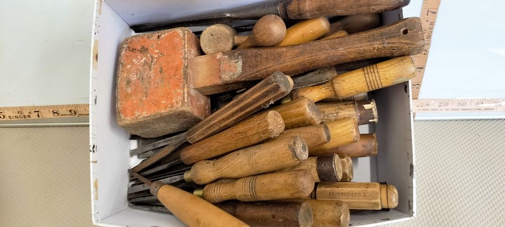 Lot 181 – A Collection of Antique and Vintage Woodworking Tools Including a T. Hargreaves Chisel