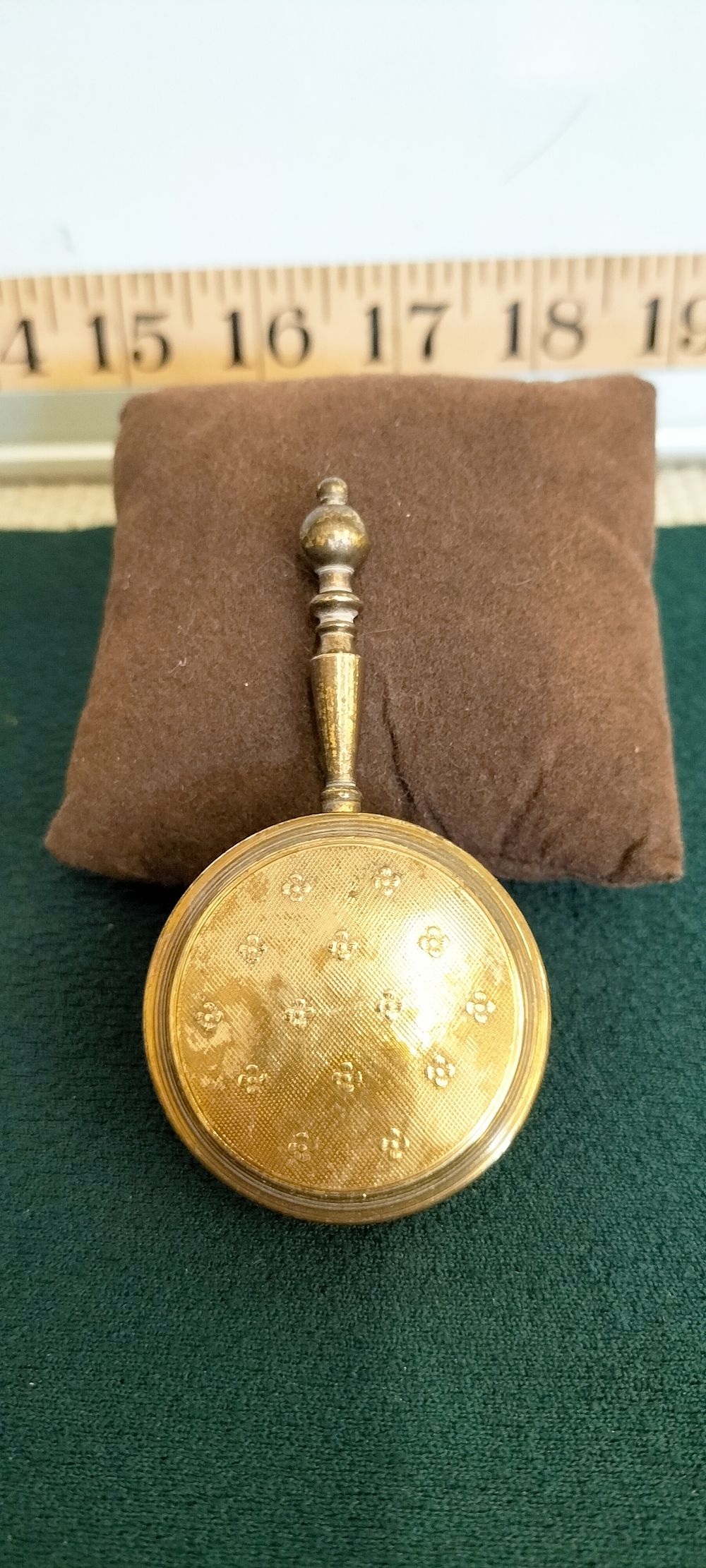Lot 196 – Antique Gilt Metal Banjo-Shaped Handheld Vanity Compact