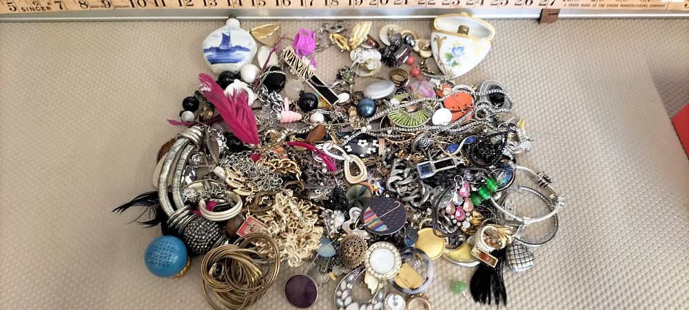 Lot 212 – An Assortment of Vintage and Contemporary Costume Jewellery, Accessories, and Small Decorative Collectibles