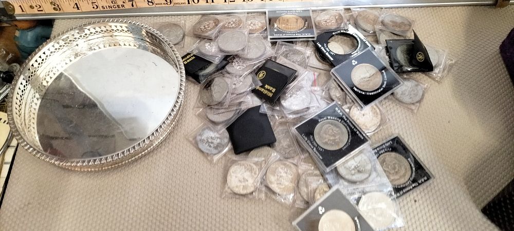 Lot 213 – A Collection of UK Commemorative 25 New Pence Crowns and a Decorative Tray