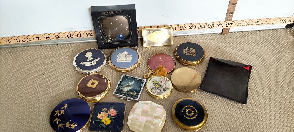 Lot 153 – A Collection of 13 Vintage Powder Compacts and a Stratton Lipview Mirror Accessory