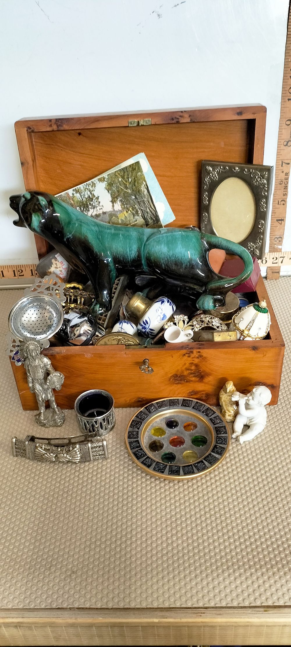Lot 166 – An Assortment of Vintage Curiosities and Collectables Including a Blue Mountain Pottery Panther and a Burl Wood Box