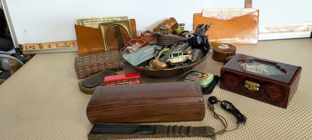 Lot 186 – A Collection of Vintage Collectibles Including Pan American World Airways Memorabilia and Treen