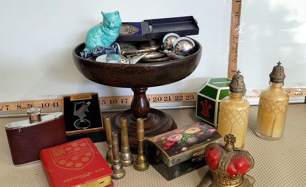 Lot 187 – A Collection of Vintage and Commemorative Collectables including Militaria, Banking Ephemera, and Decorative Objects