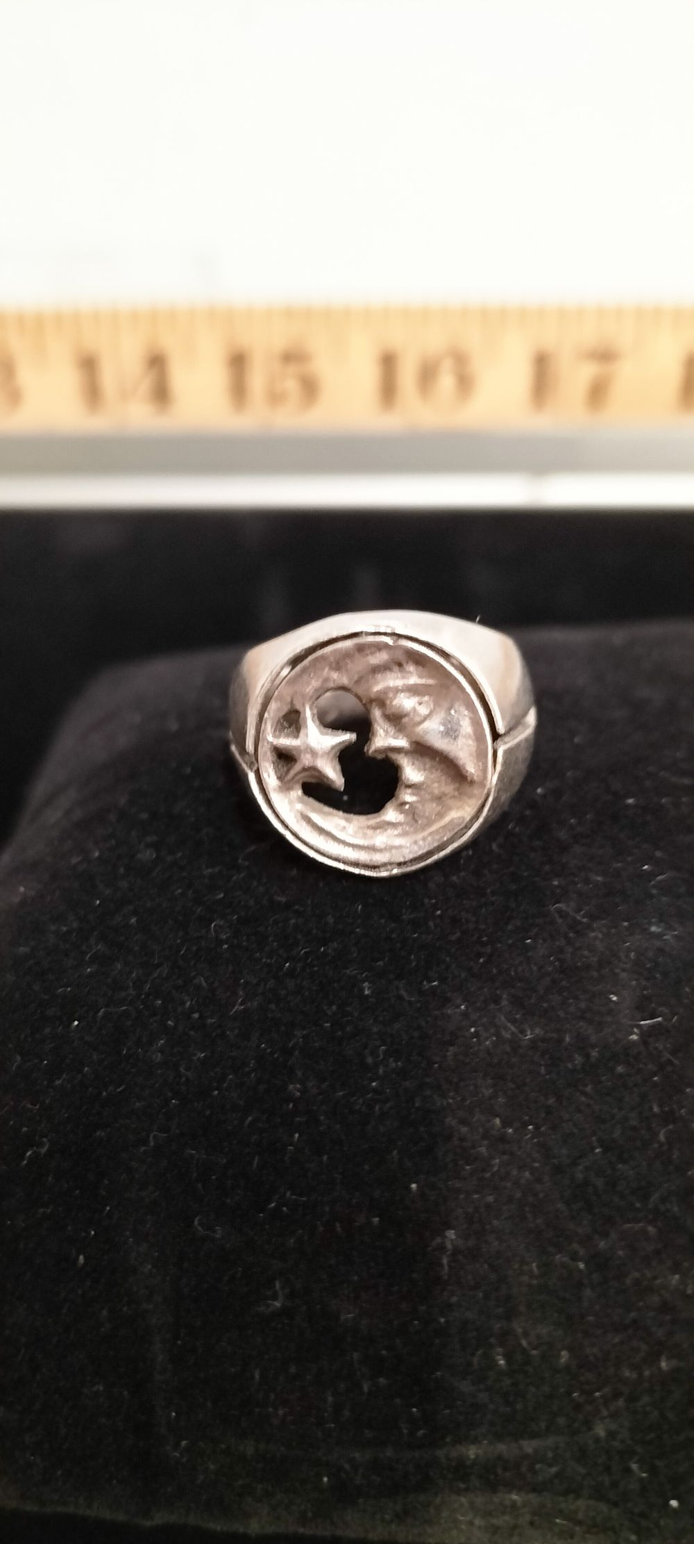 Lot 170 – Sterling Silver Man-in-the-Moon and Star Signet Ring