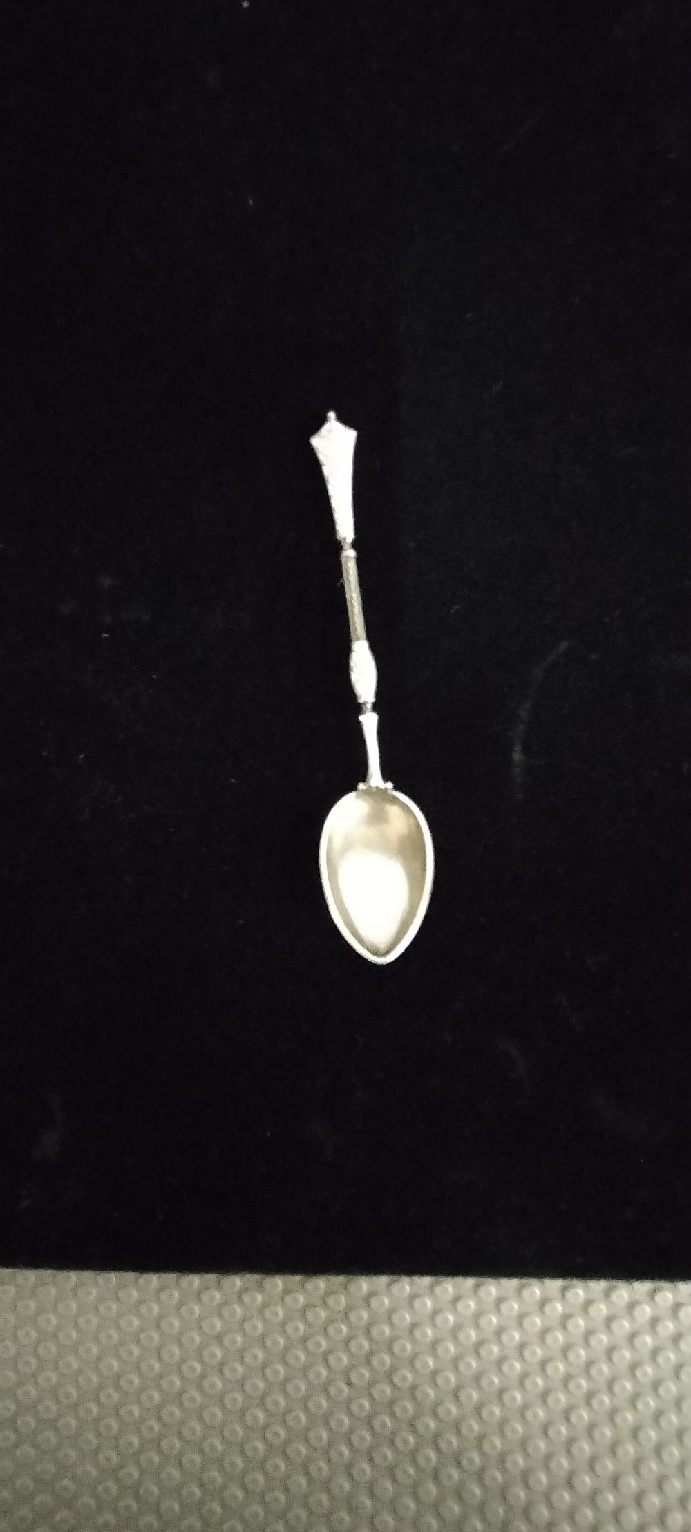 Lot 181 – A late 19th or early 20th-century silver-gilt and cloisonné enamel spoon