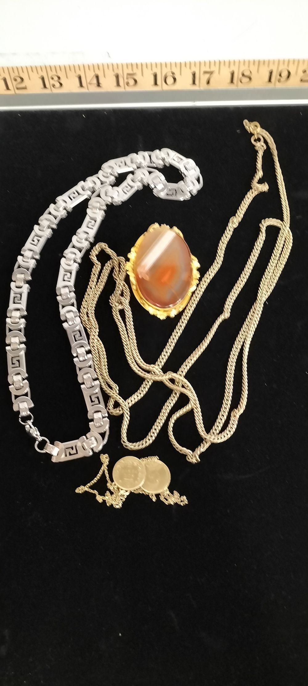 Lot 183 – An Assortment of White and Yellow Metal Jewellery including a Banded Agate Brooch and Necklaces