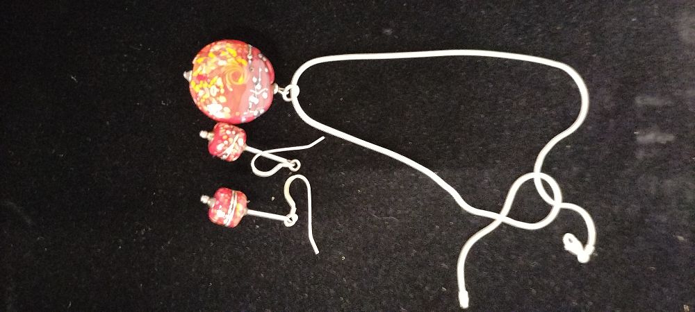 Lot 186 – A Lampwork Art Glass Pendant Necklace and Matching Pair of Earrings