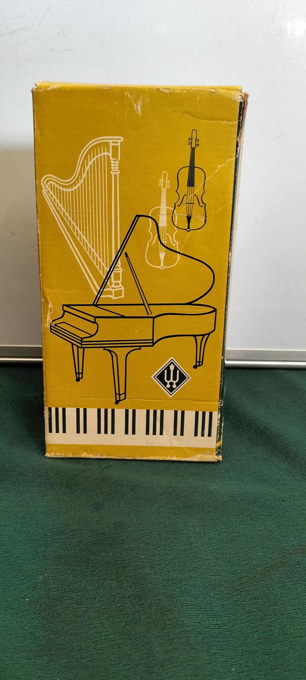 Lot 159 – A Plastic Wittner Mahogany Effect System Mälzel Metronome