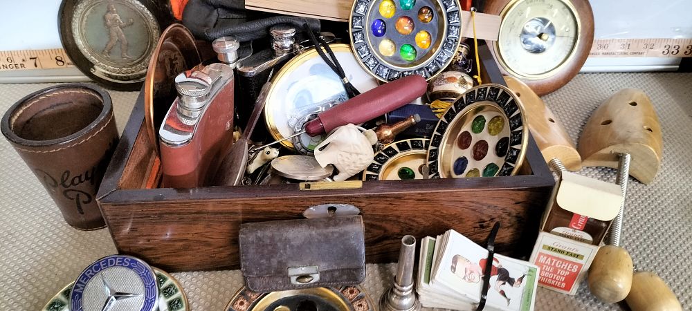 Lot 243 – A Wood Boxed Assortment of Vintage Gentleman’s Collectables