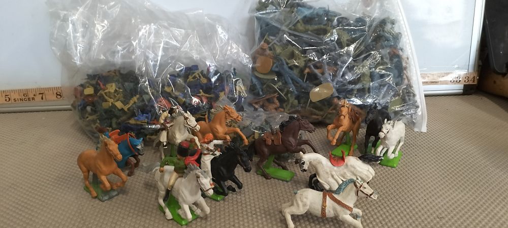 Lot 256 – A Plastic and Metal Collection of Britains Deetail and Military Figures