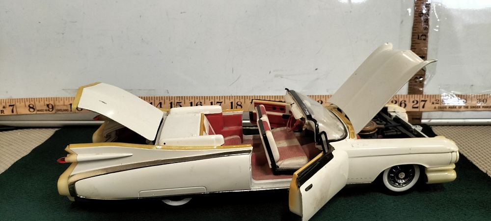 Lot 278 – A Die-cast Metal Maisto 1959 Cadillac Eldorado Biarritz Model Car