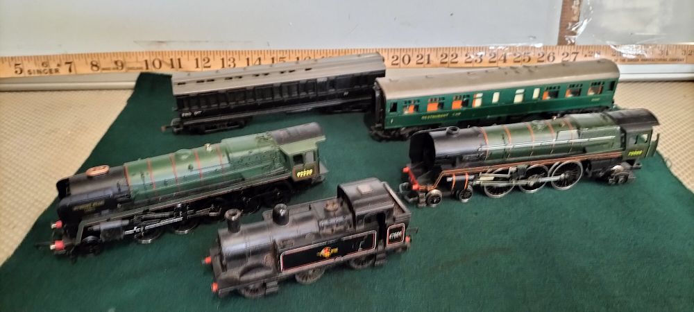 Lot 166 – A Collection of OO Gauge Steam Locomotives and Passenger Coaches