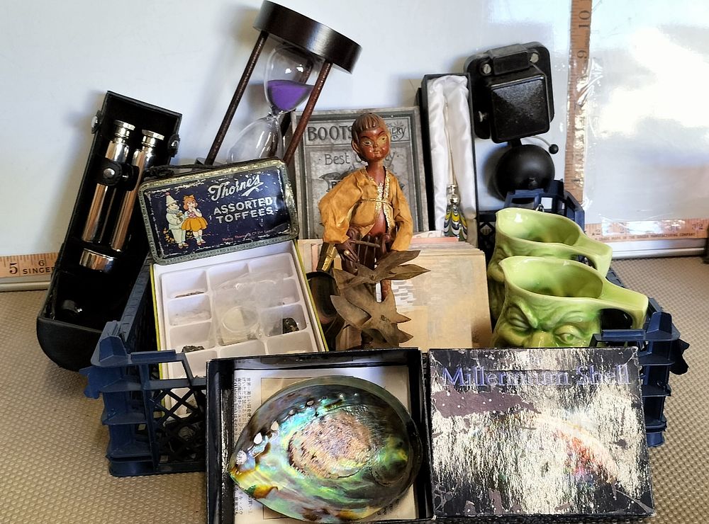 Lot 165 – A Collection of Assorted Vintage Decorative Objects and Natural History Specimens