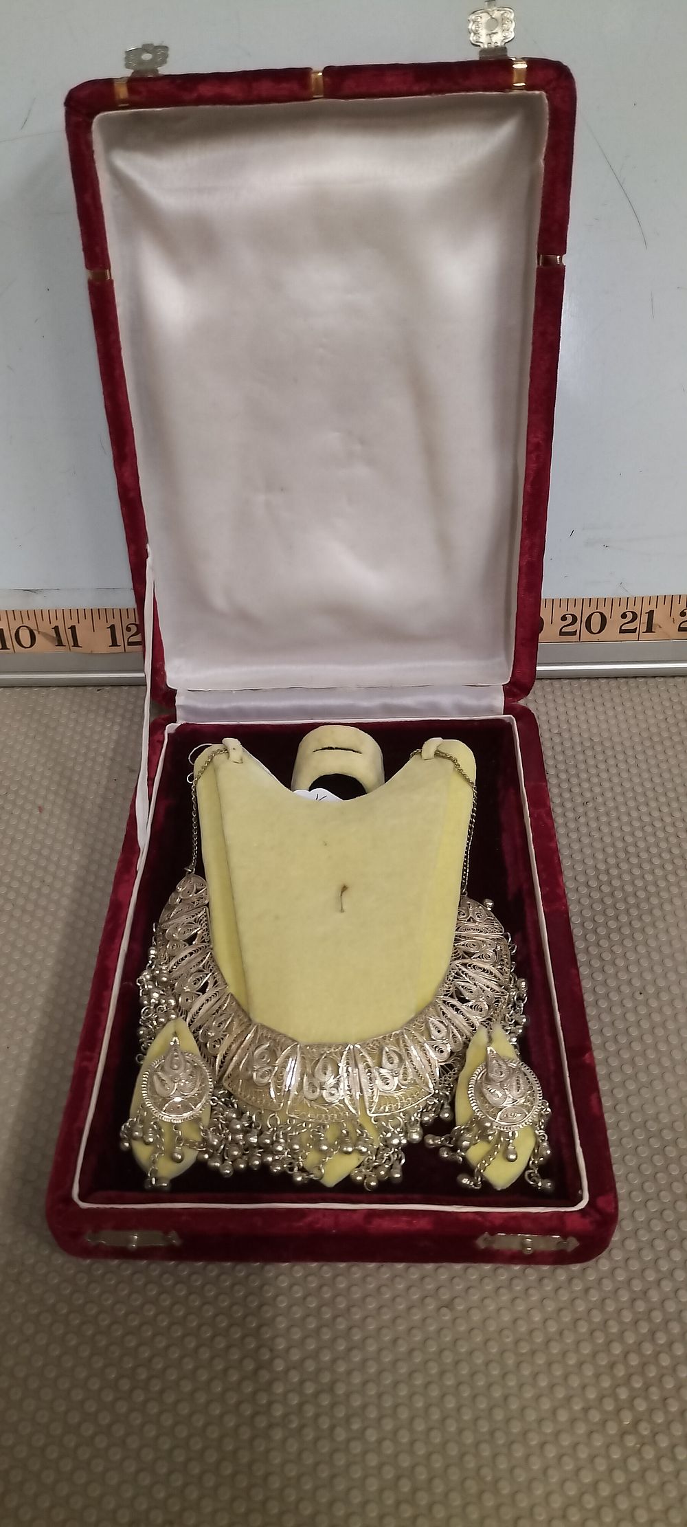 Lot 181 – A Silver Filigree Collar Necklace and Matching Drop Earrings