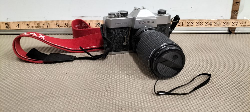 Lot 4 – A Yashica TL-Electro 35mm SLR Camera and Prakticar Zoom Lens