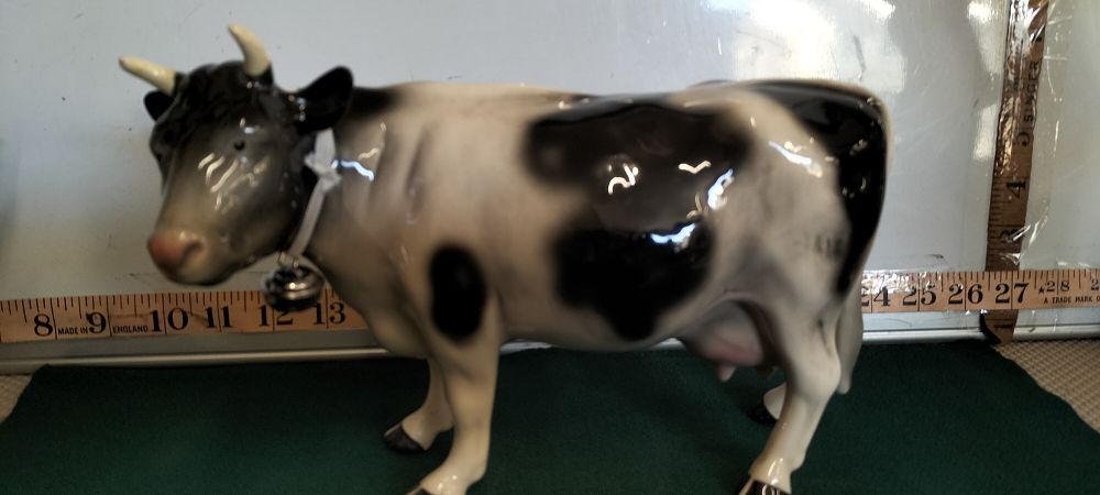 Lot 27 – A Melba Ware Ceramic Friesian Cow Figurine